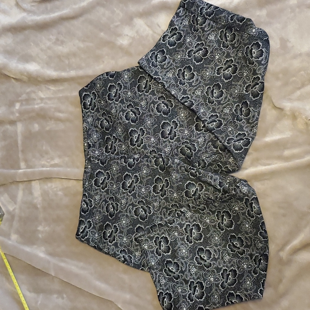 Kim Rogers size 10 Black and White Flower Cropped Pants